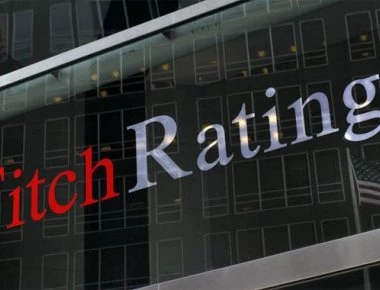 Fitch: «Οι ελληνικές τράπεζες παραμένουν πολύ ευάλωτες σε όποια επιδείνωση»